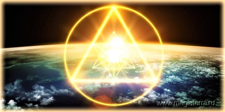 Космос, Земля, восходящее Солнце и его свет в форме сияющего треугольника