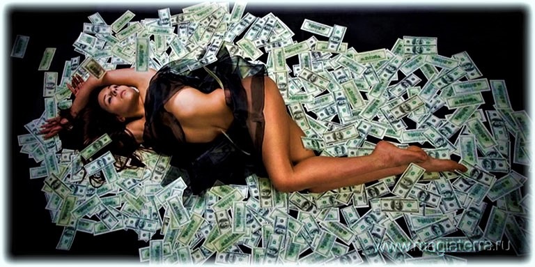 Полуобнаженная девушка лежит на куче долларовых банкнот