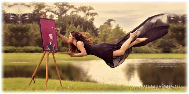 Девушка-художник рисует картину, паря в воздухе