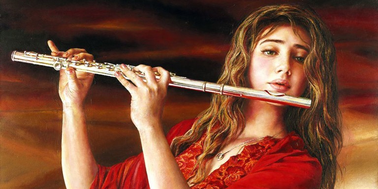 девушка играет на флейте